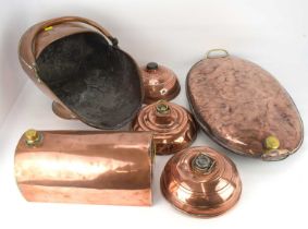 Various items of copper homeware, to include a coal scuttle, three bed warmers, comprising a large