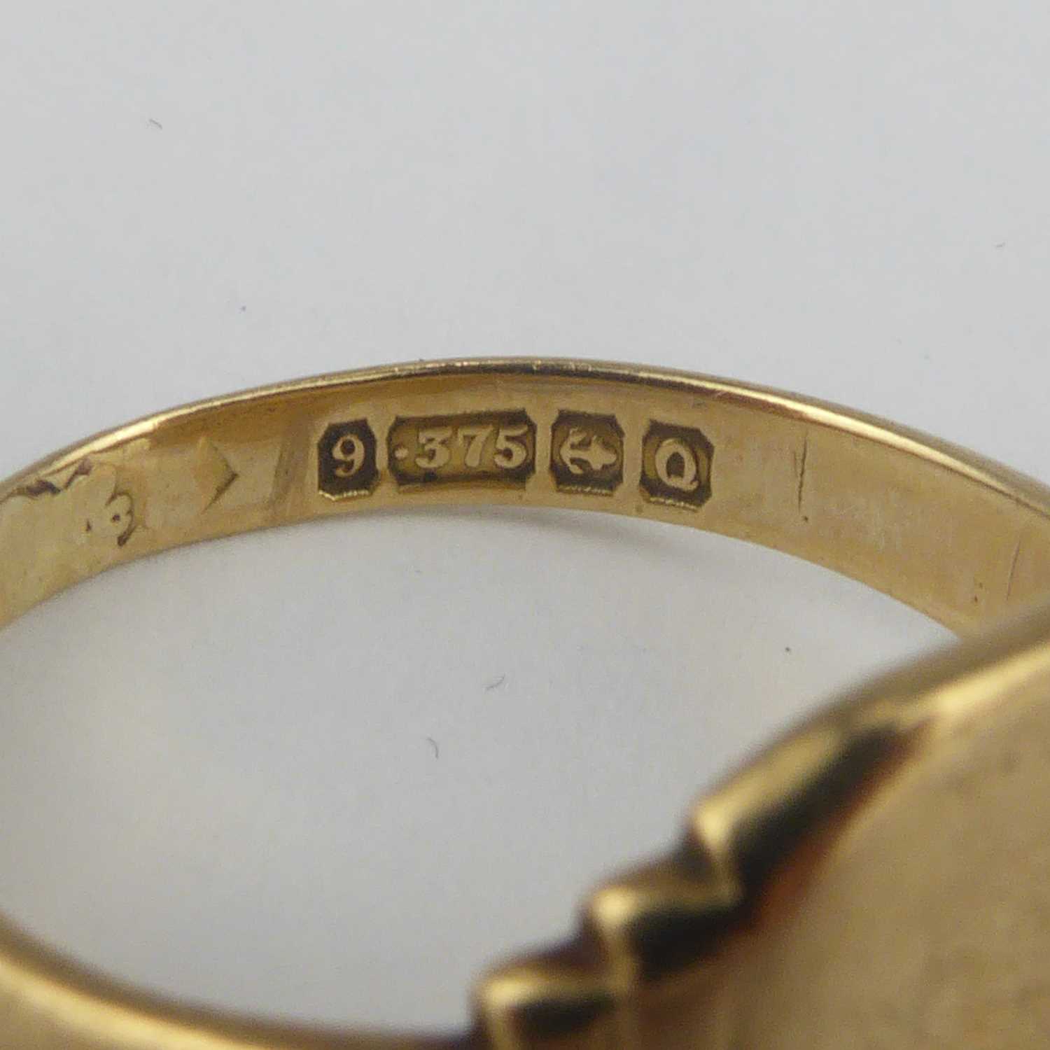 A vintage Art Deco 9ct gold signet ring with square table, size O, approx. 3.4g. - Image 3 of 4