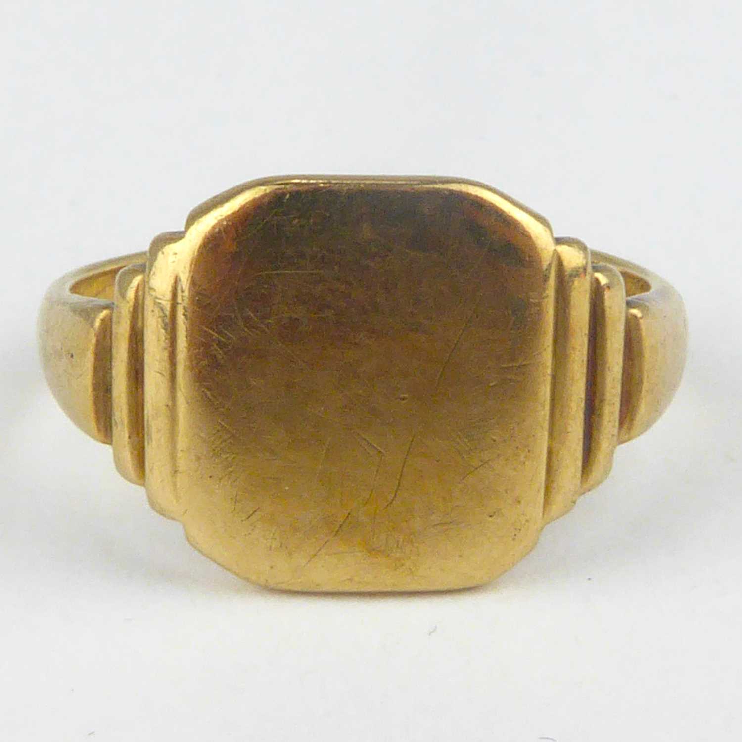 A vintage Art Deco 9ct gold signet ring with square table, size O, approx. 3.4g.