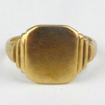 A vintage Art Deco 9ct gold signet ring with square table, size O, approx. 3.4g.