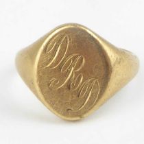 A 9ct gold signet ring with engraved initials 'DRD' to the table, size T, approx. 8.6g.