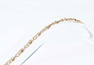 A 9ct gold fancy link bracelet with lobster clasp, length 19cm, approx. 4.9g.