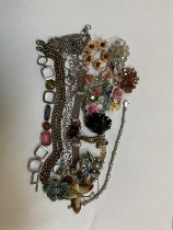 Various items of mixed vintage and antique costume jewellery, to include a 9ct gold five bar gate