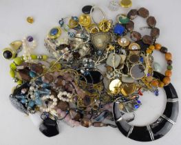 Various items of mixed and vintage costume jewellery, to include earrings, brooches, necklaces,