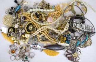 Various items of modern, contemporary and vintage costume jewellery, to include rings, earrings,