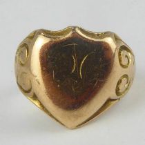 A vintage 9ct gold signet ring with shield top and rubbed initials, size K, approx. 4.7g.