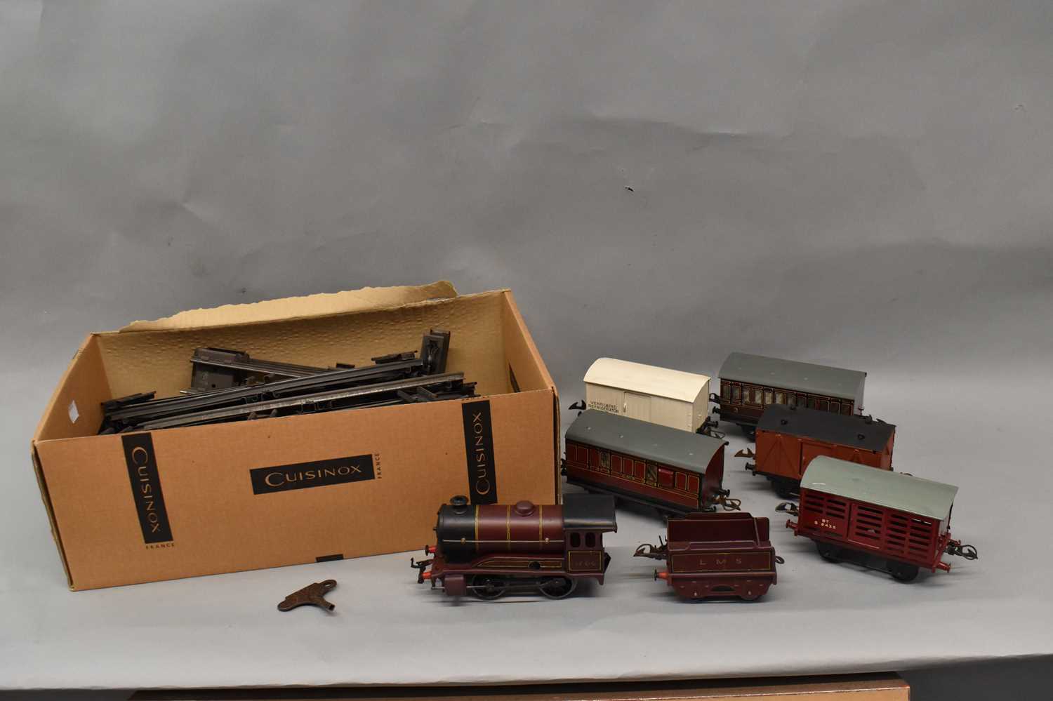 A Hornby OO gauge clockwork locomotive 5600, six assorted carriages/wagons, and a quantity of - Image 2 of 3