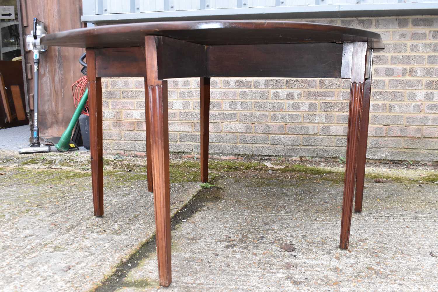 A Georgian mahogany oval drop-leaf table on square gateleg supports. - Image 3 of 3