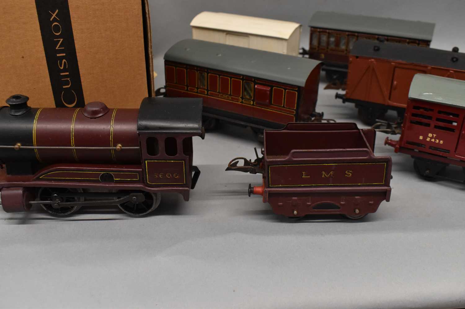 A Hornby OO gauge clockwork locomotive 5600, six assorted carriages/wagons, and a quantity of - Image 3 of 3