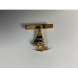 A small 18ct yellow gold brooch modelled as a sailing boat, approx 3.2g.