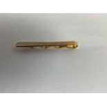 An 18ct yellow gold tie clip, approx 8.4g.