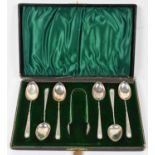 A cased set of six Victorian hallmarked silver teaspoons with tongs, Birmingham 1897, 1.74ozt/54g (