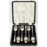 A cased set of six George VI hallmarked silver grapefruit spoons, Sheffield 1939, 4.47ozt/139g.