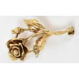 A 9ct yellow gold brooch modelled as flowers, approx 5.7g.