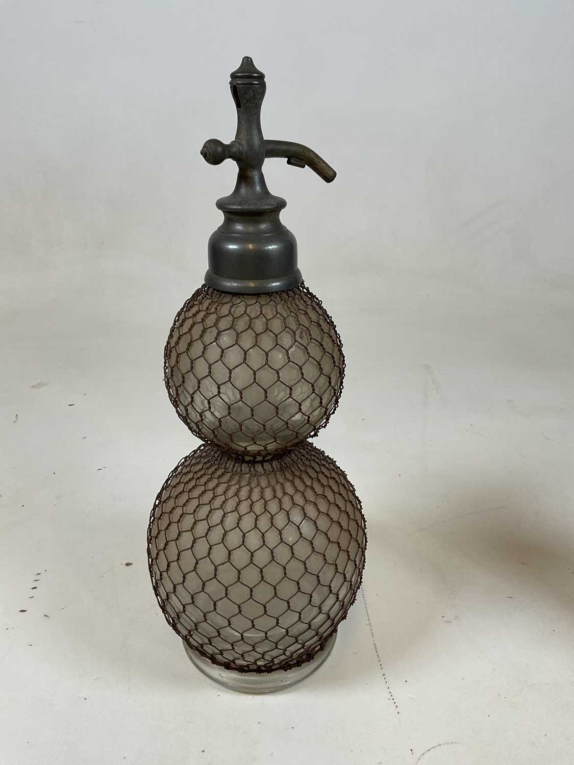 A double gourd soda syphon with mesh cage and two further soda syphons (3). - Image 2 of 6