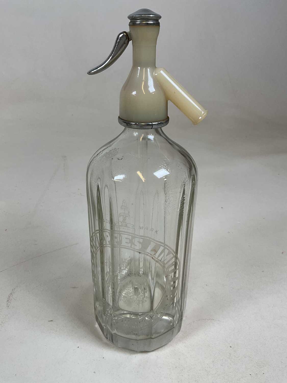 A double gourd soda syphon with mesh cage and two further soda syphons (3). - Image 6 of 6