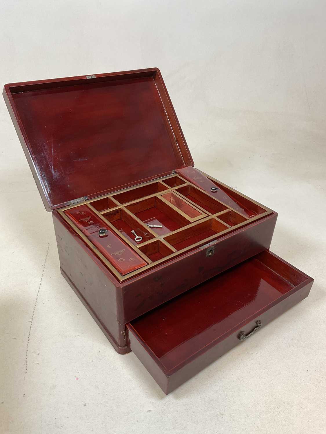 An early 20th century Japanese red lacquered and painted writing slope with hinged interior and - Image 8 of 10