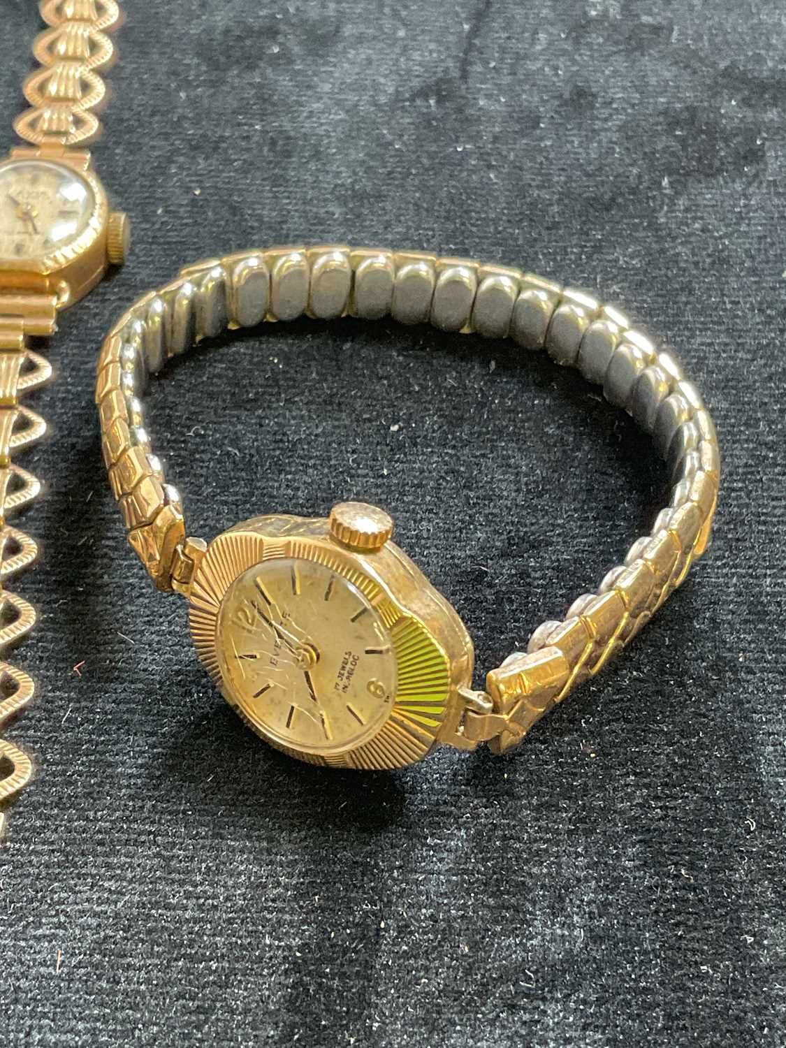 AVIA; a lady's vintage 9ct yellow gold wristwatch with 9ct gold bracelet, combined 10g, three - Image 3 of 10