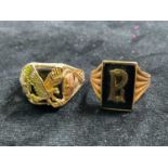 A 9ct yellow gold gentleman's signet ring with black onyx plaque set with initial 'R', size 2, and a