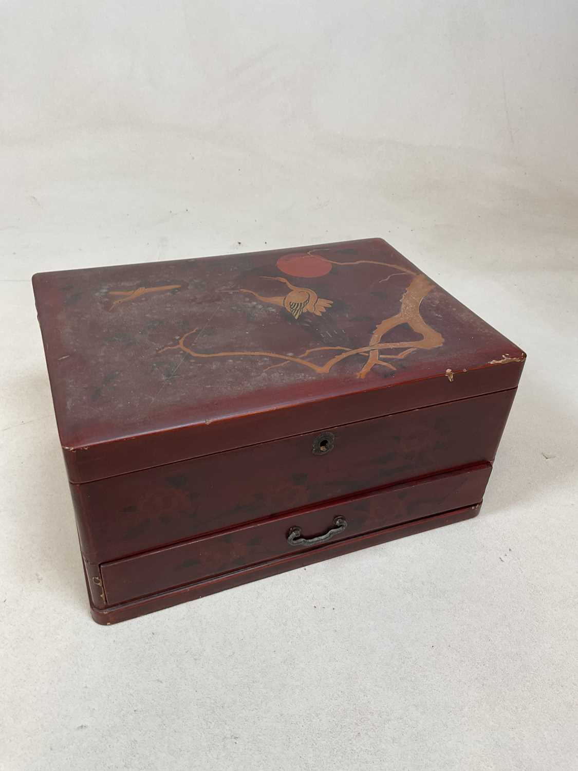 An early 20th century Japanese red lacquered and painted writing slope with hinged interior and - Image 7 of 10