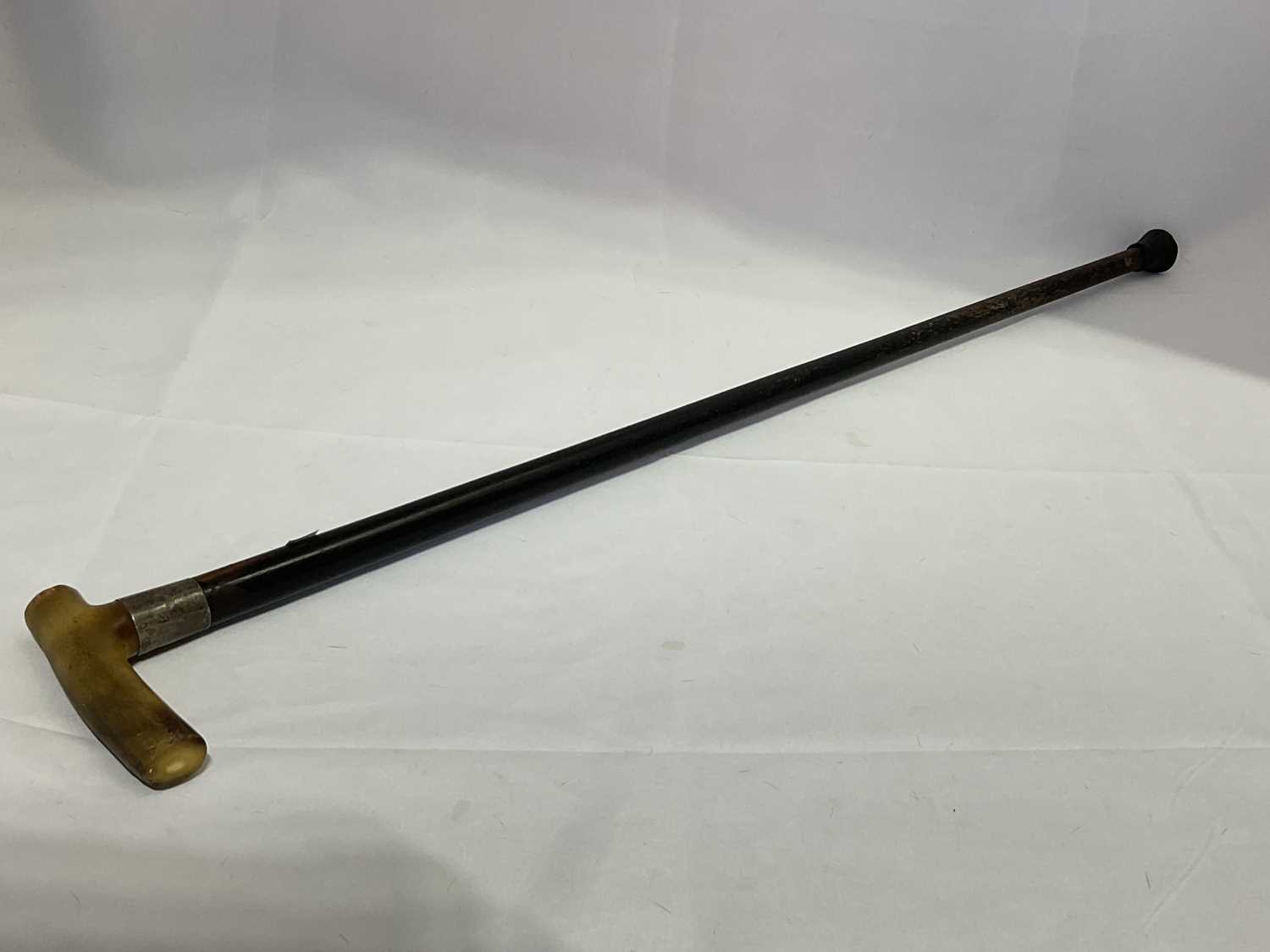 A early 20th century walking stick with horn handle, silver band and ebonised tapering shaft, length - Image 4 of 5