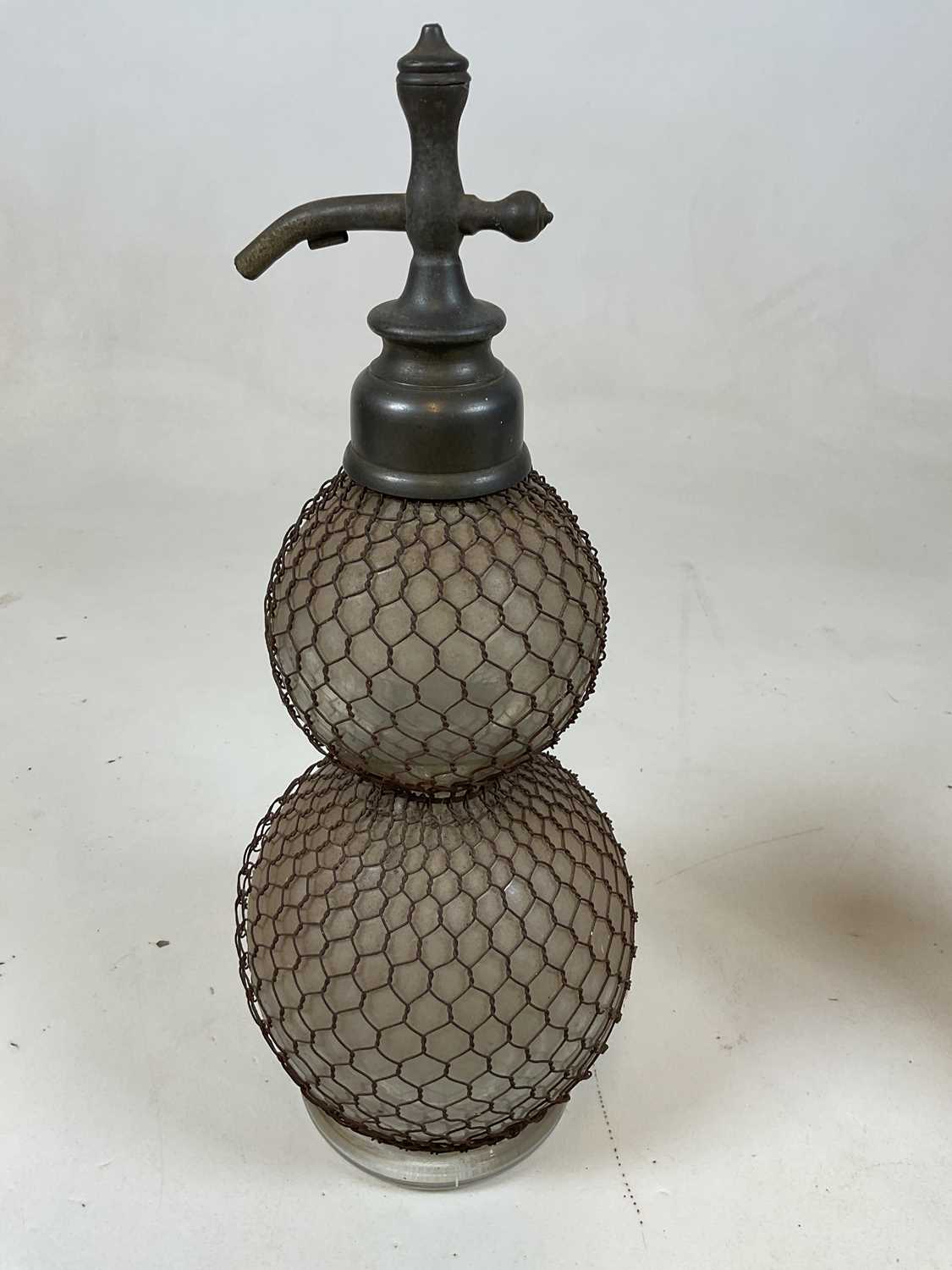 A double gourd soda syphon with mesh cage and two further soda syphons (3). - Image 3 of 6