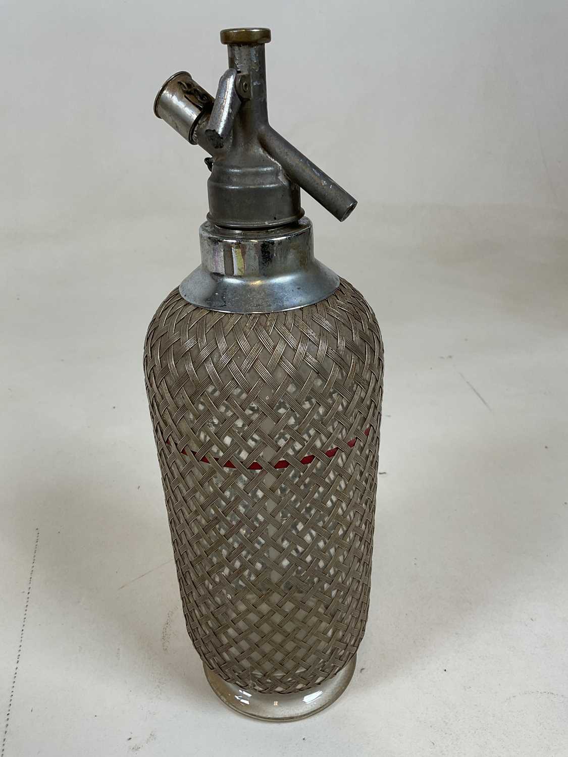 A double gourd soda syphon with mesh cage and two further soda syphons (3). - Image 5 of 6