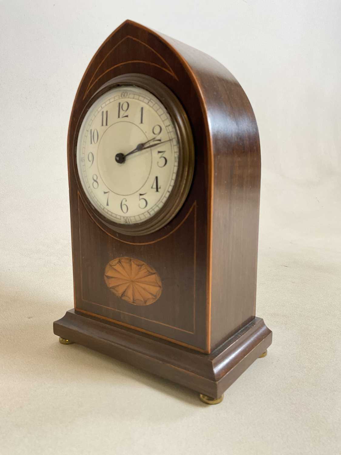 An Edwardian mahogany and inlaid lancet topped mantel timepiece with Arabic numerals to the white - Image 2 of 5