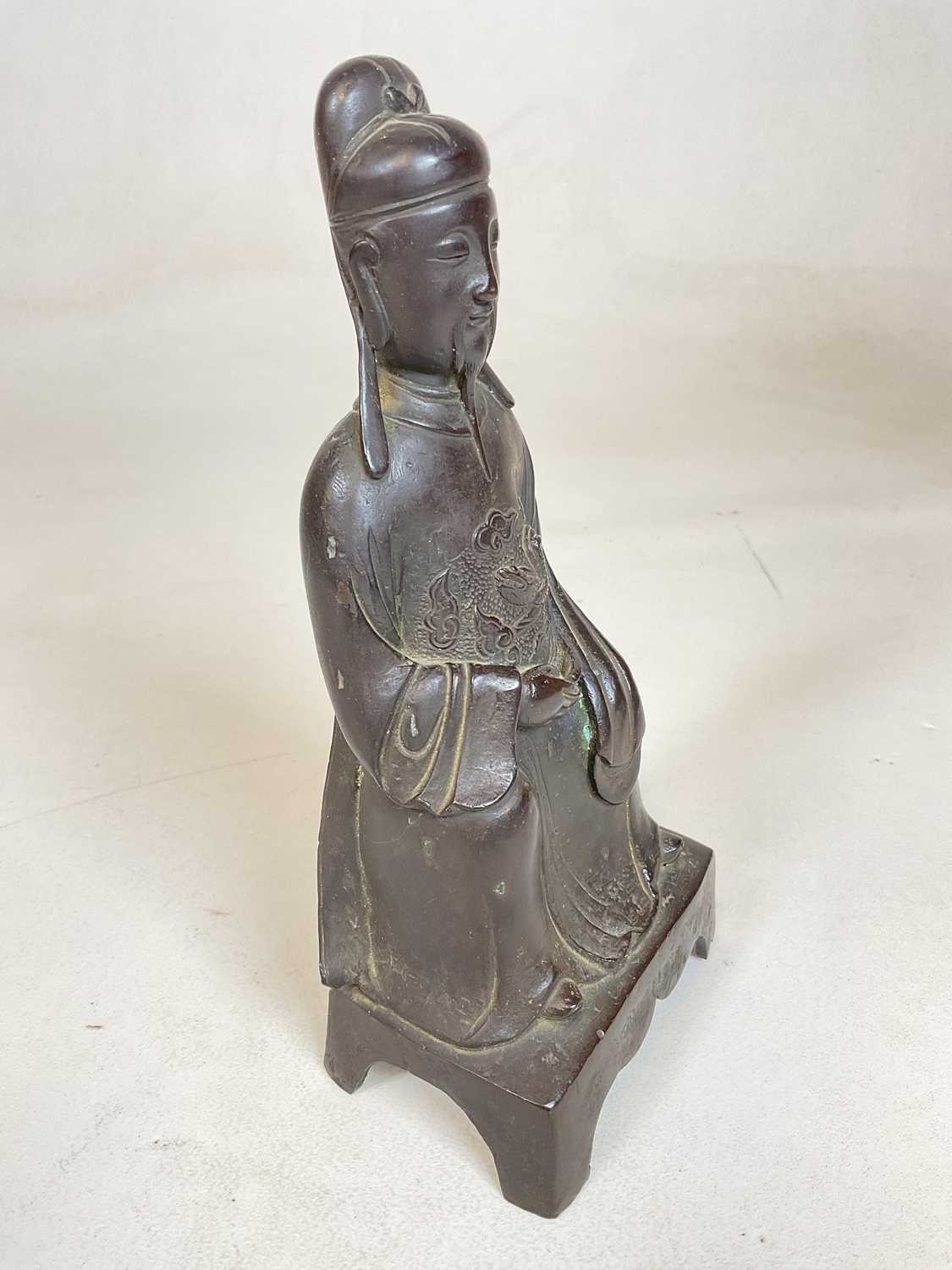 A rare 16th/17th century Chinese Ming Dynasty bronze figure of a seated court official, height 25. - Image 3 of 12