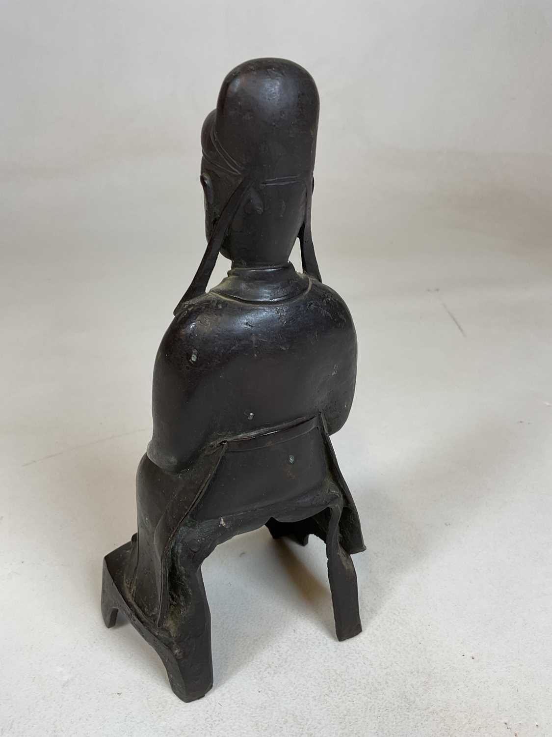 A rare 16th/17th century Chinese Ming Dynasty bronze figure of a seated court official, height 25. - Image 2 of 12