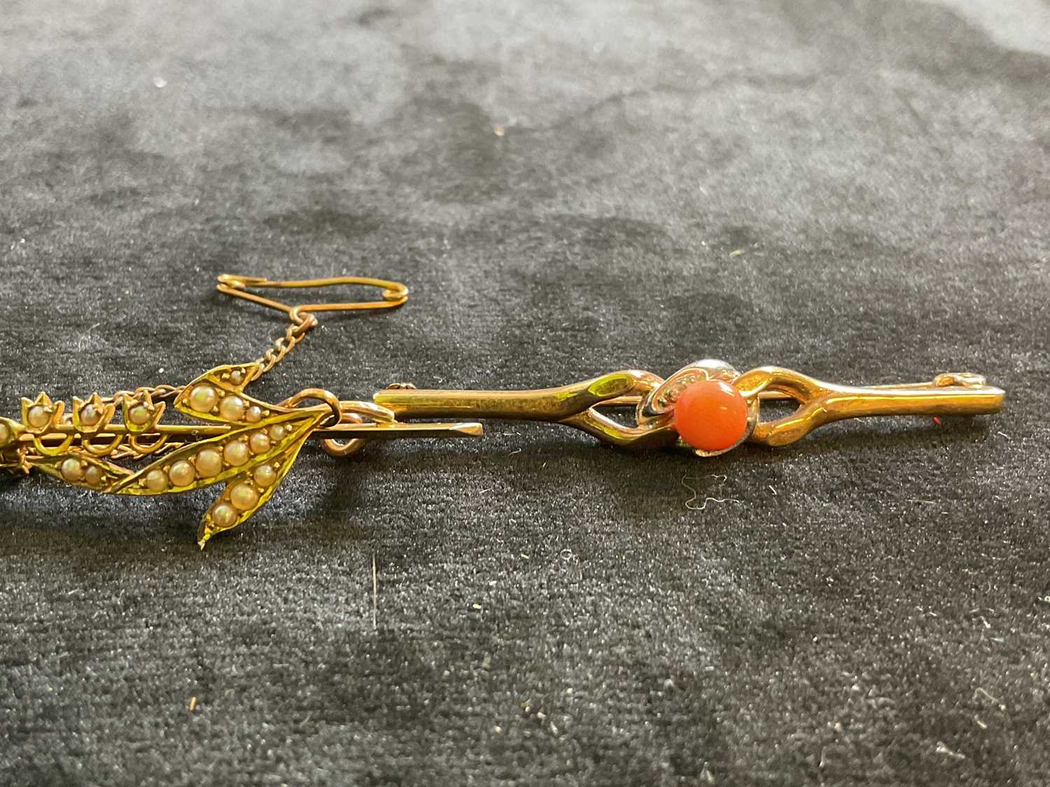 Two early 20th century 15ct yellow gold brooches, one set with seed pearls, one with seed pearls and - Image 3 of 4