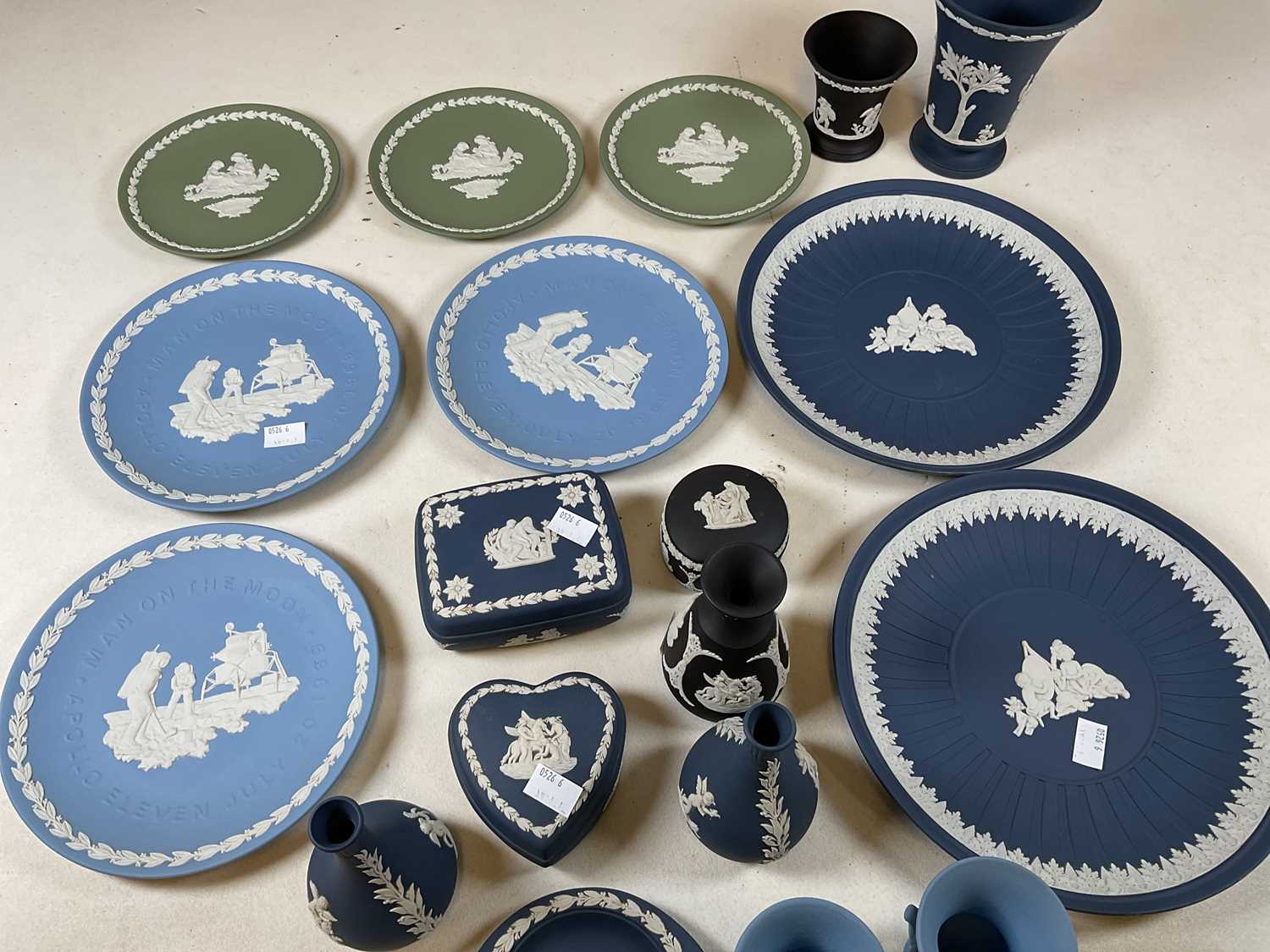 A quantity of Wedgwood jasperware including dark blue, light blue, black and green. - Image 4 of 5