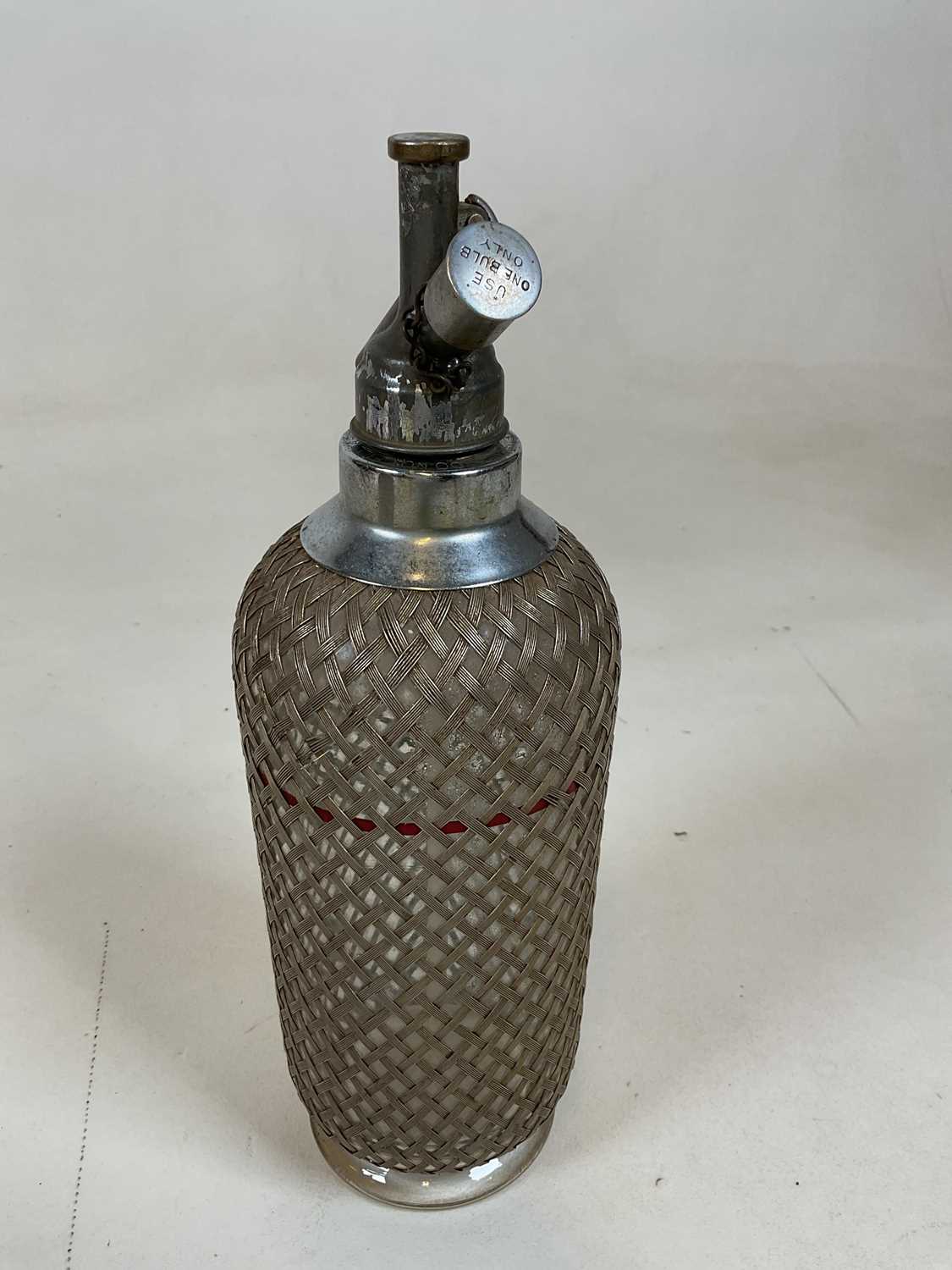 A double gourd soda syphon with mesh cage and two further soda syphons (3). - Image 4 of 6