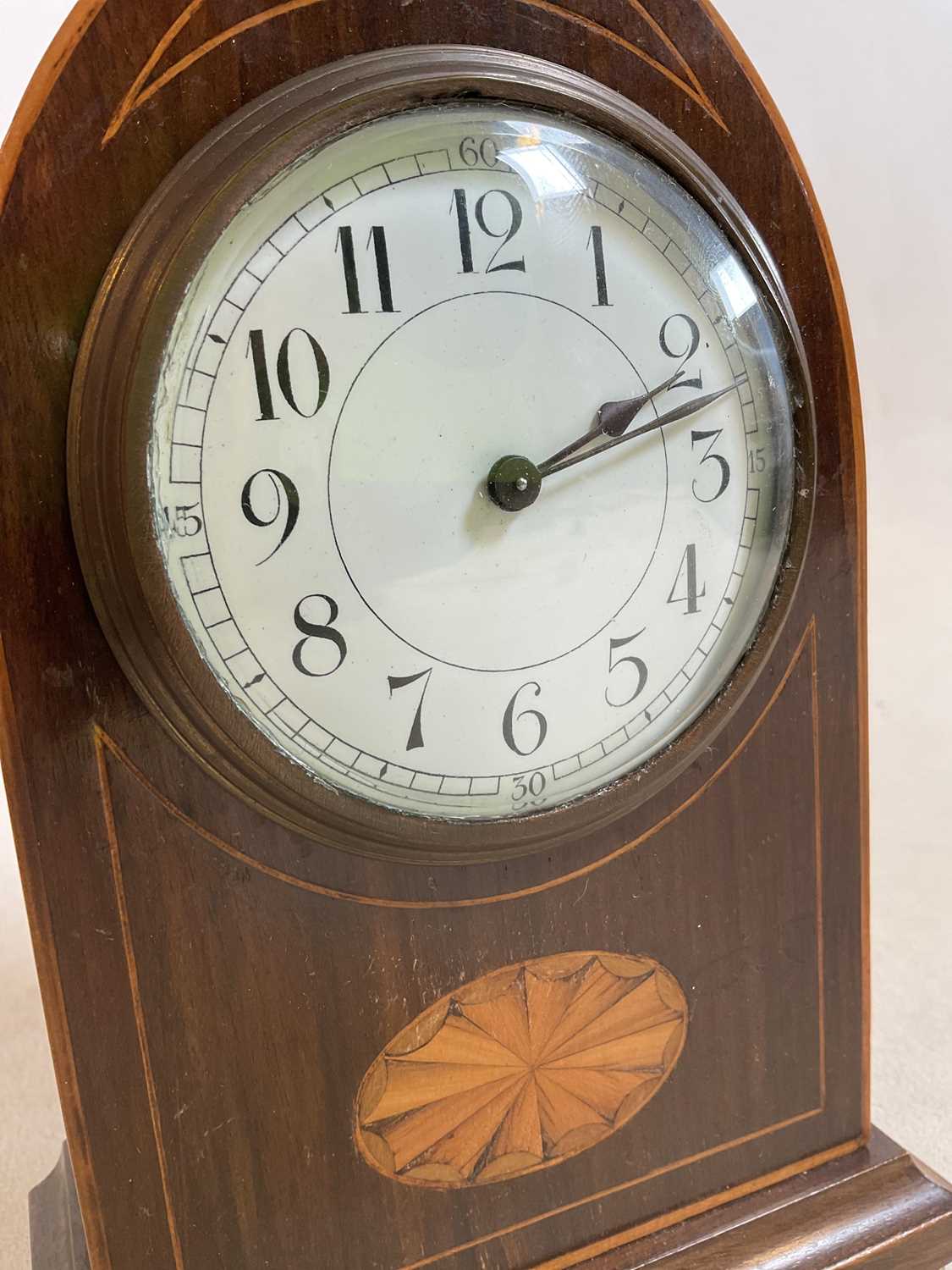 An Edwardian mahogany and inlaid lancet topped mantel timepiece with Arabic numerals to the white - Image 3 of 5