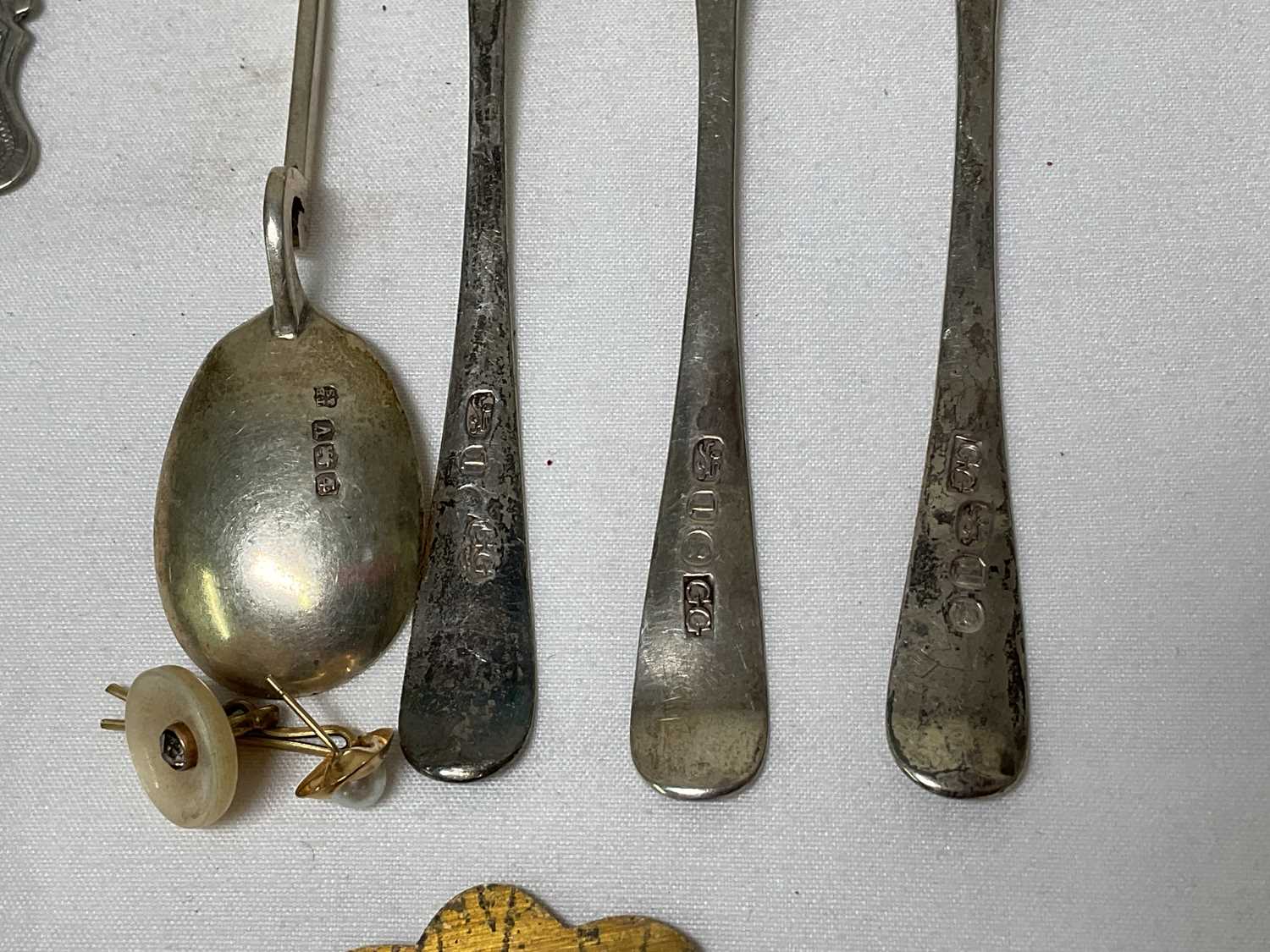 A collection of miscellaneous items to include four silver hallmarked spoons, gold and silver items, - Image 11 of 19
