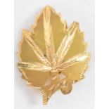 An Indian yellow metal maple leaf brooch, stamped 22ct, 3.1g.