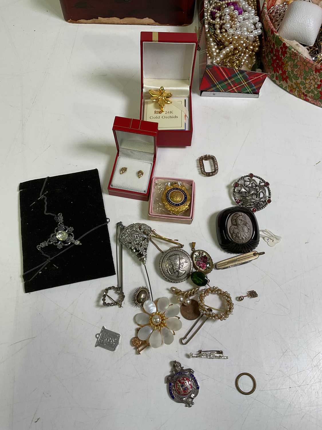 A large collection of costume jewellery, including Victorian brooches, rings, various pendants, etc. - Image 5 of 5