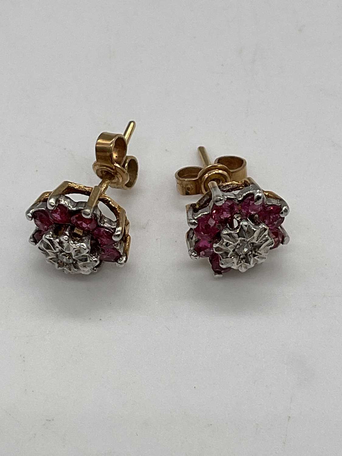 A yellow metal diamond and ruby circular flowerhead pendant with matching ear studs, combined - Image 3 of 4