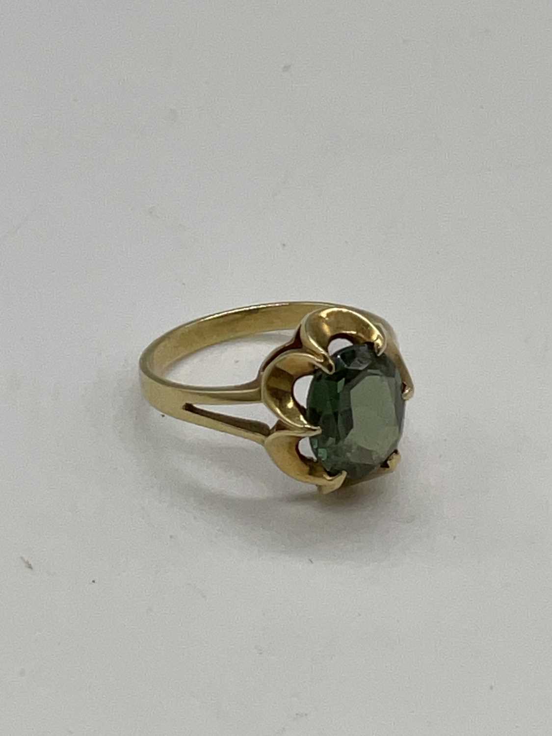 A 14ct yellow gold dress ring set with pale green stone (possible chrome tourmaline), size N,