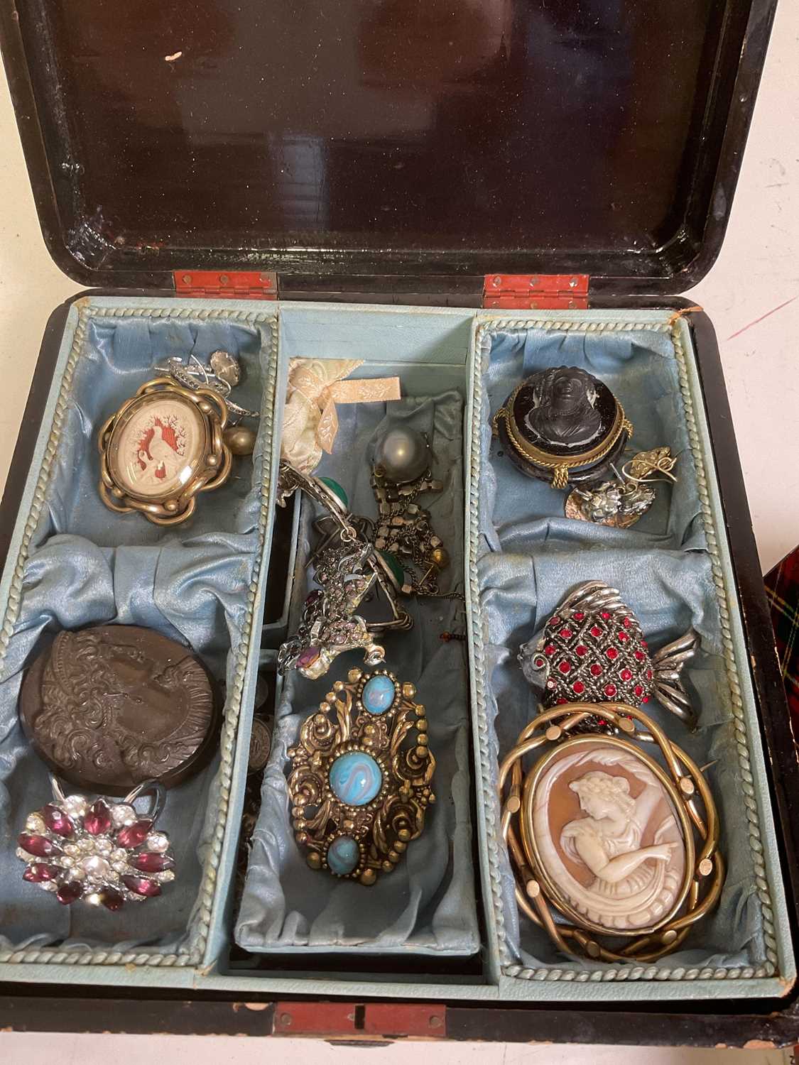 A large collection of costume jewellery, including Victorian brooches, rings, various pendants, etc. - Image 4 of 5