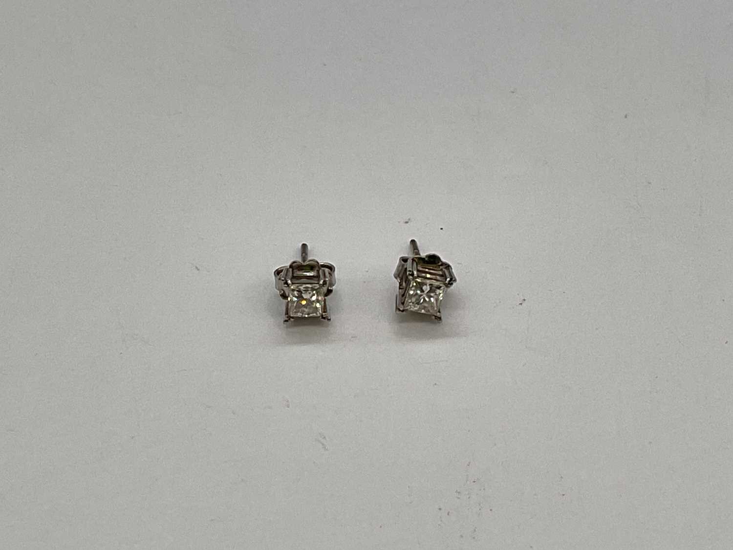 A pair of 18ct white gold diamond earstuds, the princess cut stones weighing 0.48and 0.50cts, graded - Image 2 of 3