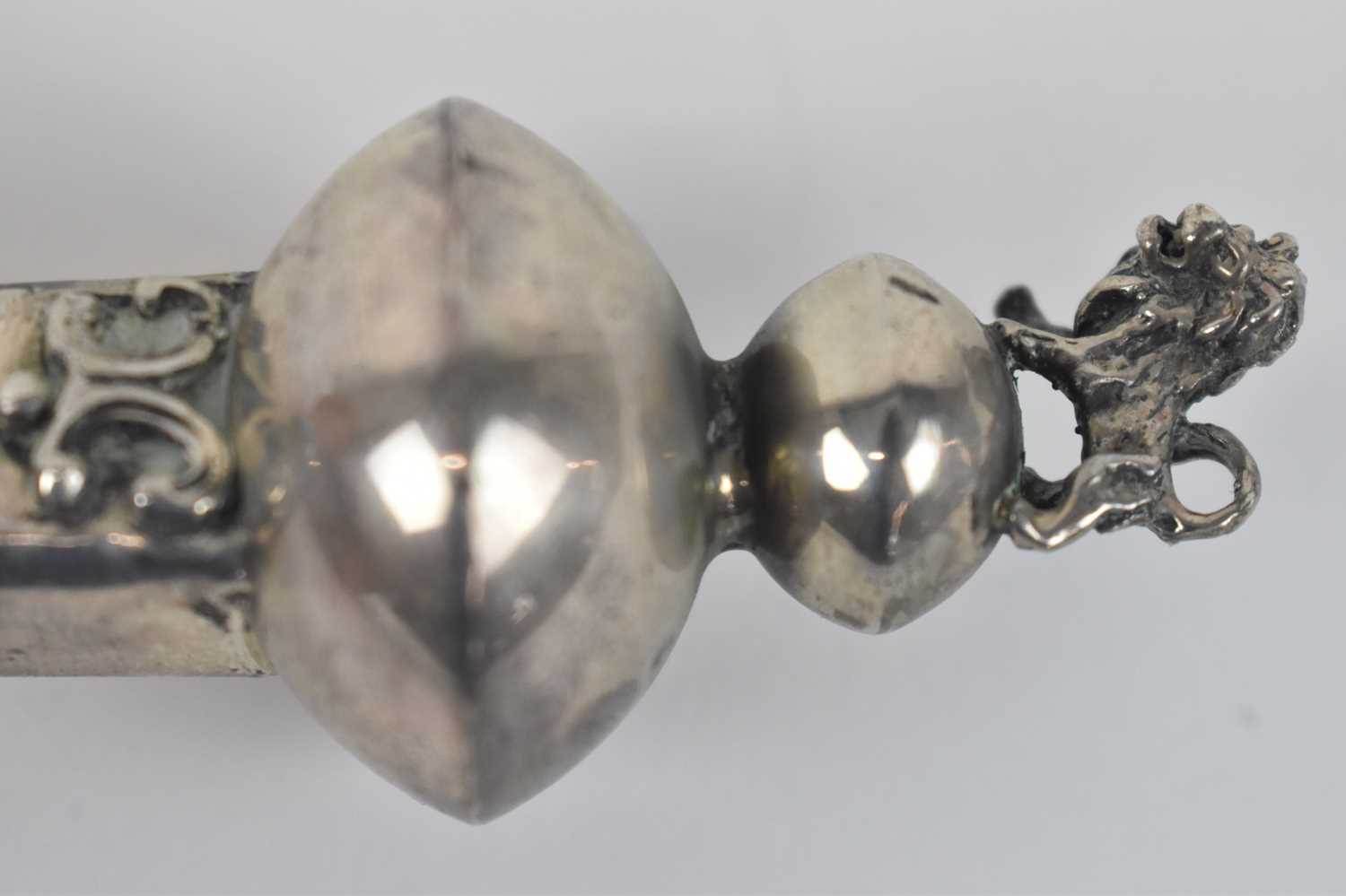 JUDAICA; a late 19th century Russian/Polish silver 84 zolotnik yad or Torah pointer with lion finial - Image 4 of 4