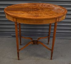 An Edwardian inlaid satinwood oval side table with frieze drawer on turned fluted supports, 84 x