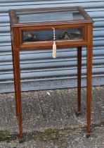 An Edwardian mahogany and crossbanded display table, width 46cm.