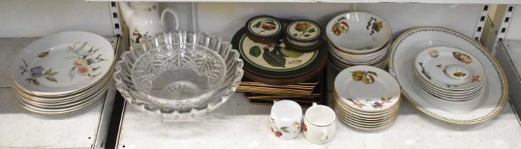 A mixed lot of sundry ceramics, to include Royal Worcester 'Evesham' pattern plates and bowls, large