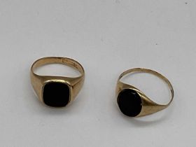 Two 9ct yellow gold black onyx set gentleman’s signet rings, size P1/2 and W, combined approx. 8.