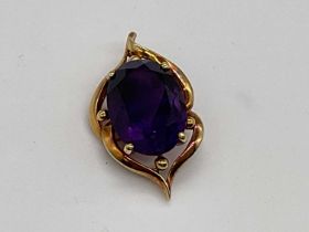 A 14ct yellow gold and amethyst set pendant, length approx 30mm, approx. 5.5g.