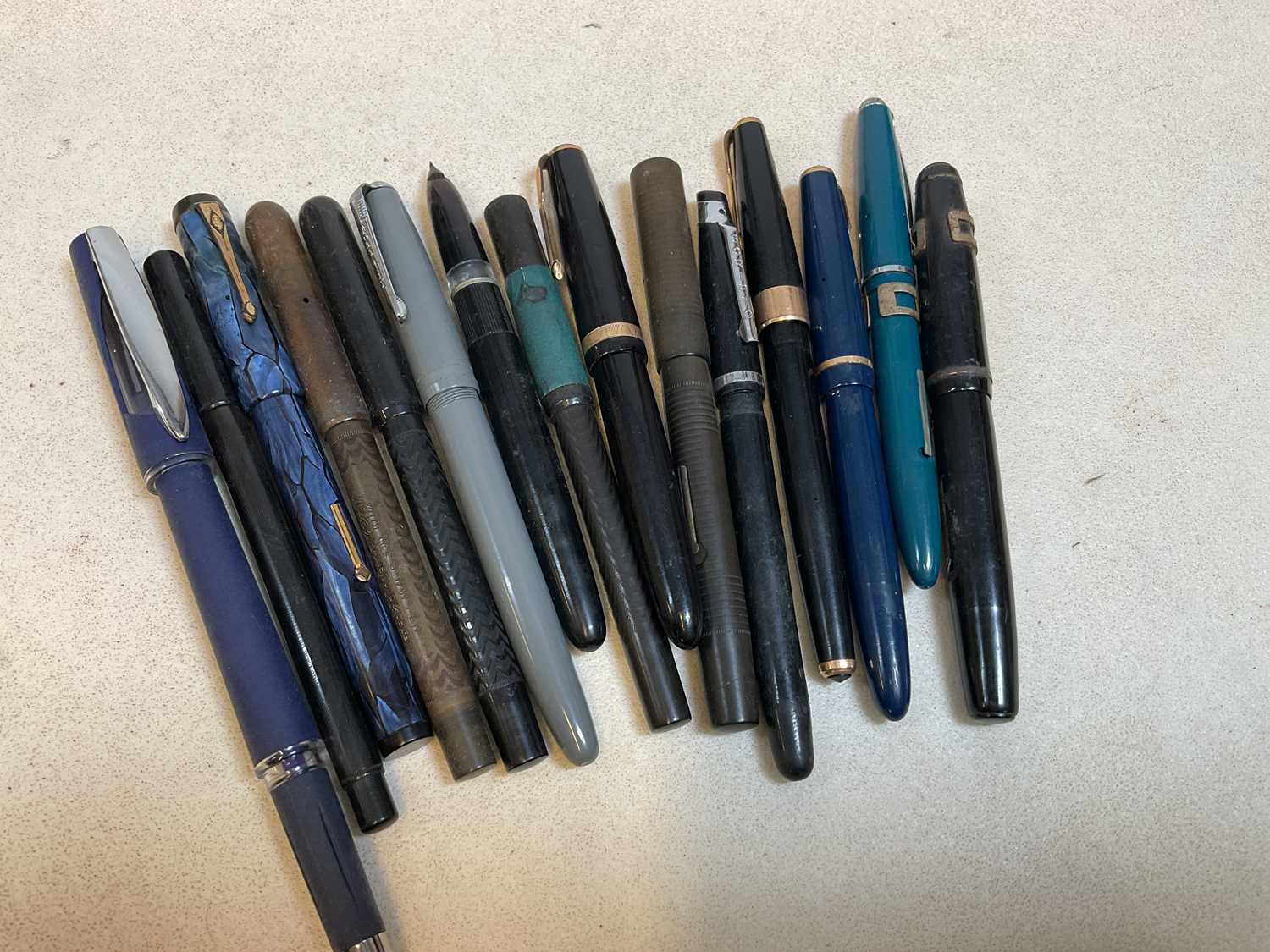 A group of vintage pens, including a Parker 17, a blue bodied Parker Victory, etc. - Image 3 of 3