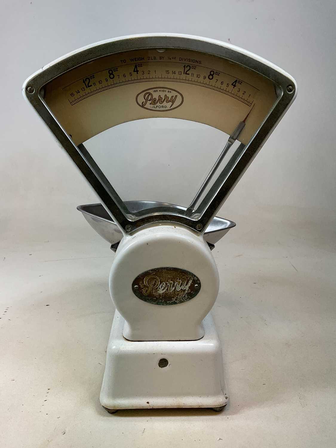 A set of vintage Perry of Ilford grocer's scales. - Image 4 of 4