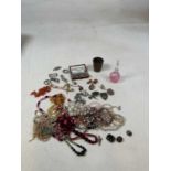 A quantity of costume jewellery